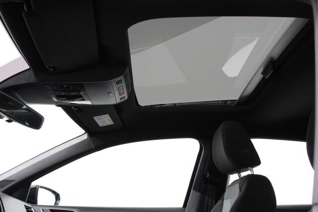 Volkswagen POLO 1.0 TSI DSG R-Line Panorama dak Navigatie App Connect/Apple Carplay/Android Auto Climate Control DAB LED Parkeer sensoren Camera Cruise control adaptieve Lichtmetalen velgen