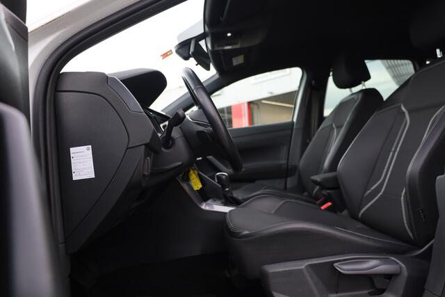Volkswagen POLO 1.0 TSI Highline 95PK / 70kW, Door ons geleverd en onderhouden, 4 seizoenenbanden, parkeersensoren voor en achter (pdc), style interieur met zwarte dakhemel, 16" LMV, navigatie, adaptieve cruise control (acc), Apple Carplay & Android Auto, half lederen be