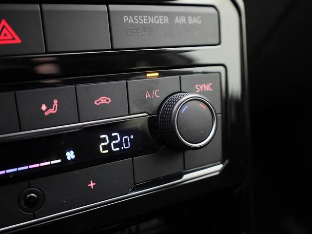 Volkswagen T-Cross 1.0TSI/95PK Life R Line · Navigatie · Parkeersensoren + camera · LED