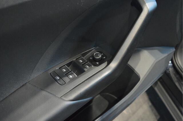 Volkswagen T-Cross 1.0 TSI Style navi clima camera led pdc trekhaak 17 inch !!