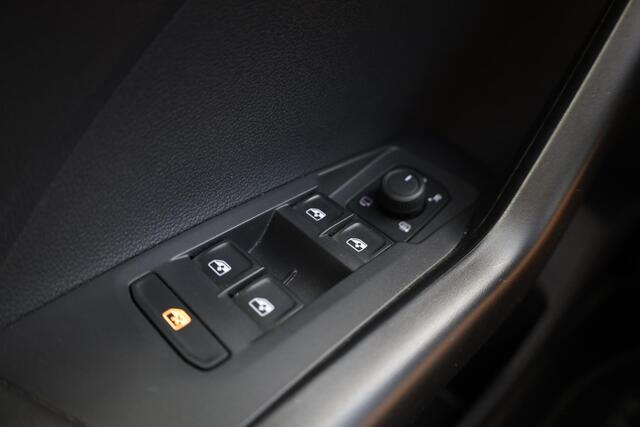 Volkswagen T-Cross 1.0 TSI Life trekhaak camera privacy glas climatronic stoelverwarming pdc voor en achter dealer onderhouden acc adaptieve cruise control