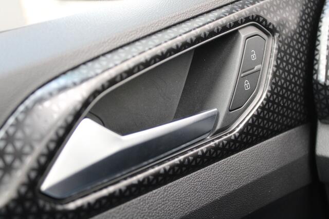 Volkswagen T-Cross 1.0 TSI Style 110pk - ACC - LED - Carplay - Camera - Stoelverwarming - Rijklaar