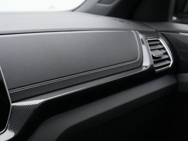 Volkswagen T-Cross 1.5 TSI 150 pk DSG R-Line | Trekhaak | IQ Light | Achteruitrijcamera | Stoelverwarming