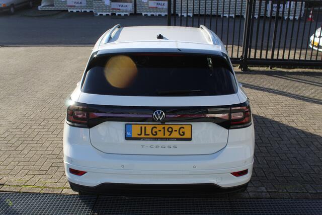 Volkswagen T-Cross 1.0 TSI R-Line binnen & buiten / Digitaal dashboard / Parkeersensoren rondom / Achteruitrijcamera / Adaptive cruise control / Climate control / Navigatie / Apple car play