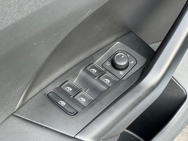 Volkswagen T-Cross 1.5 TSI 150pk DSG R-Line | Camera | Trekhaak | Navi | IQ light | Rijklaar incl. garantie