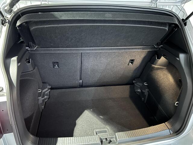 Volkswagen T-Cross 1.5 TSI R-Line Edition | Navigatie | Trekhaak | Stoelverwarming | Adaptieve cruise control |