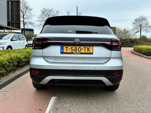 Volkswagen T-Cross 1.0 TSI Life / Carplay / Navi / Parkeersensoren V+A / 110 pk