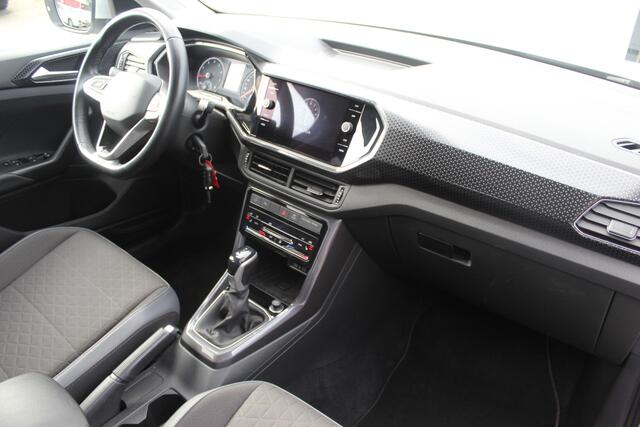 Volkswagen T-Cross 1.5 TSI Style Stoelverwarming/Achteruitrijcamera/Adaptive cruise control/Lane assist/Apple carplay/DAB/Lage km stand! 2e Paasdag geopend op Hellevoetsluis & Rotterdam van 12:00 tot 17:00