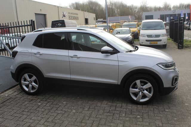 Volkswagen T-Cross 1.5 TSI Style Stoelverwarming/Achteruitrijcamera/Adaptive cruise control/Lane assist/Apple carplay/DAB/Lage km stand! 2e Paasdag geopend op Hellevoetsluis & Rotterdam van 12:00 tot 17:00
