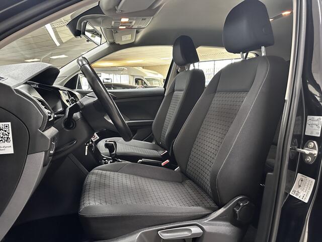Volkswagen T-Cross 1.0 TSI Life/ AUTOMAAT!/ 17'' LMV/ Adaptive Cruise/ Apple + Android/ Navi/ DAB+/ Dode-Hoek DET./ Clima/ Cruise/ Bluetooth/ Armsteun/ Multi. LEDER. Stuur/ Mistl./ PDC V+A/ Extra getint glas.