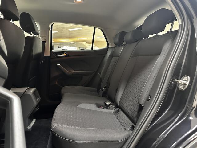 Volkswagen T-Cross 1.0 TSI Life/ AUTOMAAT!/ 17'' LMV/ Adaptive Cruise/ Apple + Android/ Navi/ DAB+/ Dode-Hoek DET./ Clima/ Cruise/ Bluetooth/ Armsteun/ Multi. LEDER. Stuur/ Mistl./ PDC V+A/ Extra getint glas.