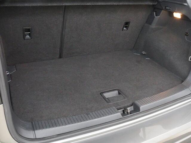 Volkswagen T-Cross 1.0 TSI R Line | Camera | Carplay | Adaptive cruise | Parkeerhulp | Sportstoelen | Getint glas | Side Assist | Airco | Bluetooth | Origineel NL