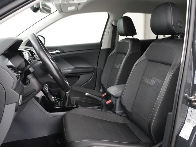 Volkswagen T-Cross 1.0 TSI Life | Adaptive cruise | Side Assist | Sportstoelen | Getint glas | 17'' | Airco | Parkeerhulp | Bluetooth | Regen-/lichtsensor