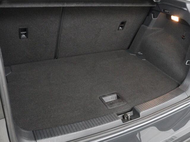 Volkswagen T-Cross 1.0 TSI Life | Adaptive cruise | Side Assist | Sportstoelen | Getint glas | 17'' | Airco | Parkeerhulp | Bluetooth | Regen-/lichtsensor