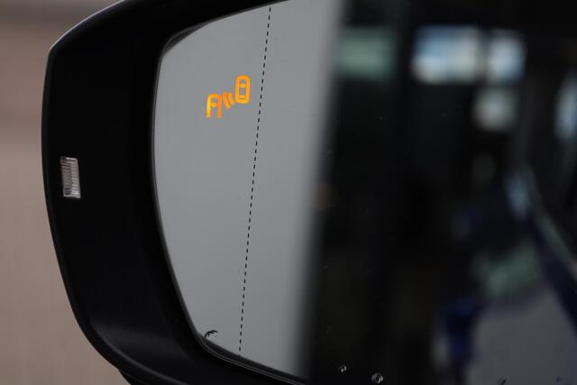Volkswagen T-Cross 1.0 TSI Style R-Line achteruitrijcamera digitalcockpit 18" LMV spiegel pakket lendesteun LED verlichting pdc voor en achter navigatie stoelverwarming ACC multifunctioneel stuurwiel side assist dodehoek sensor