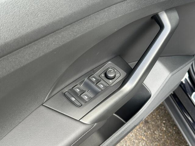 Volkswagen T-Cross 1.5 TSI 150pk DSG R-Line | Camera | Trekhaak | Navi | IQ light | Rijklaar incl. garantie