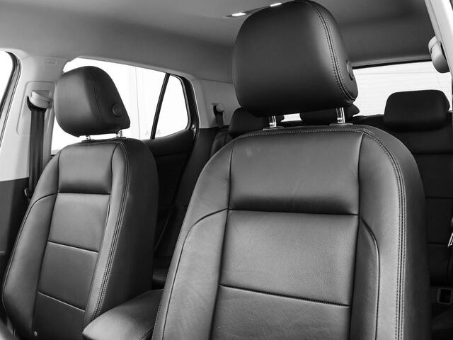 Volkswagen T-Cross 1.0 TSI 95pk Life · Apple/Android Car Play · Lederen Bekleding · Stoelverwarming · Dodehoeksensor · ACC ·