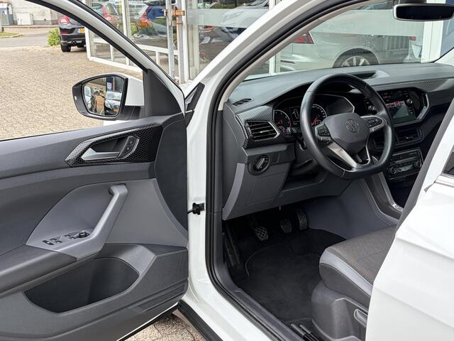 Volkswagen T-Cross 1.0 TSI Style / Adaptieve Cruise-Control / Stoelverwarming / Trekhaak / Apple-Carplay & Android-Auto / LED / Keyless / Dodehoek-Detectie / Climate-Control / DAB Radio-Bluetooth / Getint-Glas / PDC V+A met Camera / 17'' LMV / All-Seasons / ENZ.