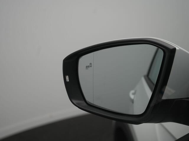 Volkswagen T-Cross 1.0 TSI Life - RIJKLAARPRIJS - All Seasonbanden - Trekhaak - Adaptive Cruise Control