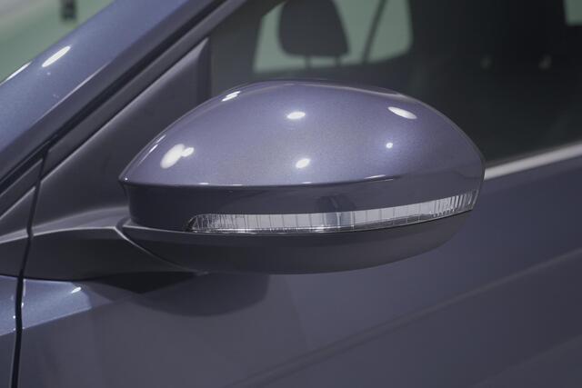 Volkswagen T-Cross 1.5 TSI R-Line Navi 2xR-line PDC v+a Private-glas 17"-LMV Digi-cockpit Carbon-inlegdelen cruise-controle climate-controle Apple Carplay Achteruitrijcamera Stoelverwarming