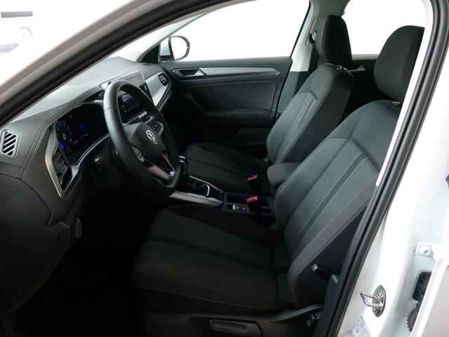 Volkswagen T-Roc 1.5 TSI 150PK 19'' R-LINE LMVCARPLAY NAVI STOEL VERW. LED VIR.COCKPIT 03/2024 70 BIJNA NIEUWE VOLKSWAGEN'S UIT VOORRAAD LEVERBAAR