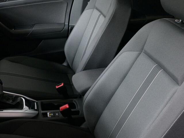 Volkswagen T-Roc 1.5 TSI 150PK 19'' R-LINE LMVCARPLAY NAVI STOEL VERW. LED VIR.COCKPIT 03/2024 70 BIJNA NIEUWE VOLKSWAGEN'S UIT VOORRAAD LEVERBAAR