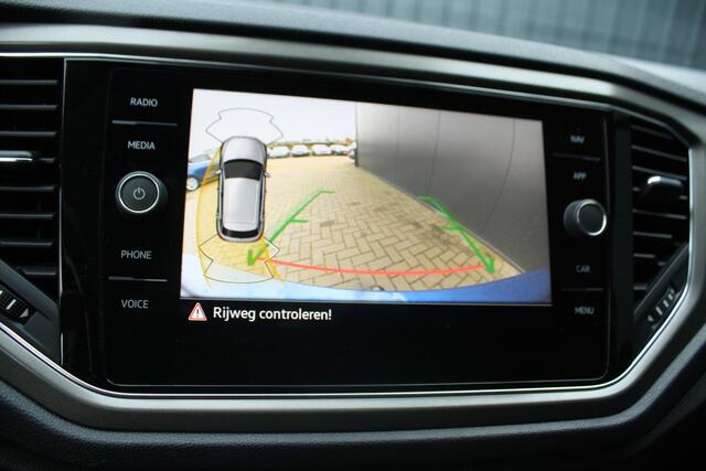 Volkswagen T-Roc 1.0 TSI Style Business - NAVIGATIE - CAMERA - PANORAMADAK - TREKHAAK