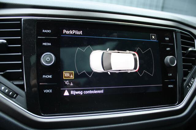 Volkswagen T-Roc 1.0 TSI Style - VIRTUAL DASHBOARD - PANORAMADAK - NAVIGATIE - CAMERA