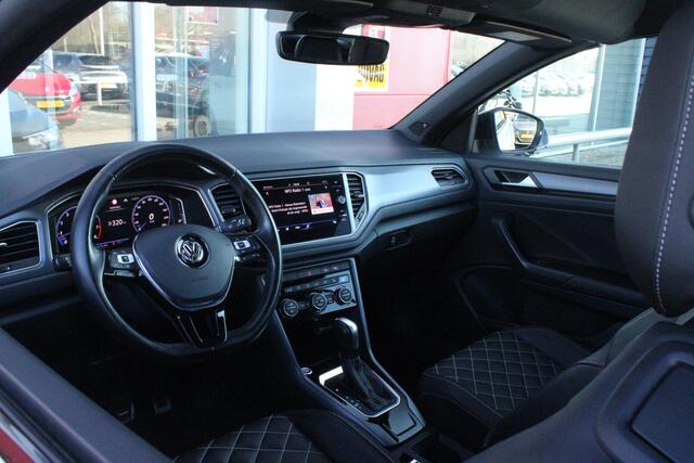 Volkswagen T-Roc Cabrio 1.5 TSI 150PK AUTOMAAT R-LINE | VIRTUAL COCKPIT | STOEL/STUUR VERWARMING | 19" LICHTMETALEN VELGEN | FULL LED KOPLAMPEN | DODEHOEK DETECTIE | ADAPTIVE CRUISE CONTROL | KEYLESS ENTRY/START | PARKEERSENSOREN VOOR EN ACHTER | ACHTERUITRIJ CAMERA | LED