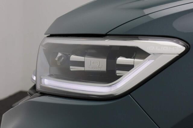 Volkswagen T-Roc 1.5 TSI 150 pk DSG R-Line Business | Panoramadak | Trekhaak | IQ Light | Navigatie | Stoelverwarming | Parkeersensoren voor/achter