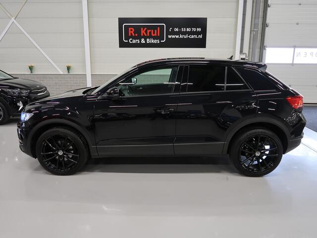 Volkswagen T-Roc 1.5 TSI Sport Triple Black Airco-ecc App connect Navigatie 19 inch Zwarte sportvelgen Apk nieuw Boekjes aanwezig Nette staat Stoelverwarming PDC ACC Adaptieve Cruise Control