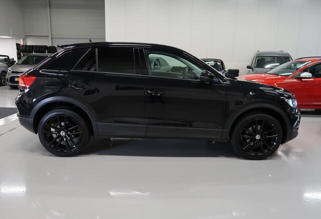 Volkswagen T-Roc 1.5 TSI Sport Triple Black Airco-ecc App connect Navigatie 19 inch Zwarte sportvelgen Apk nieuw Boekjes aanwezig Nette staat Stoelverwarming PDC ACC Adaptieve Cruise Control
