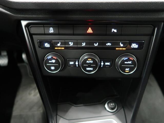 Volkswagen T-Roc 1.5 TSI Sport Triple Black Airco-ecc App connect Navigatie 19 inch Zwarte sportvelgen Apk nieuw Boekjes aanwezig Nette staat Stoelverwarming PDC ACC Adaptieve Cruise Control
