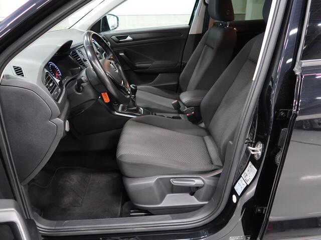 Volkswagen T-Roc 1.5 TSI Sport Triple Black Airco-ecc App connect Navigatie 19 inch Zwarte sportvelgen Apk nieuw Boekjes aanwezig Nette staat Stoelverwarming PDC ACC Adaptieve Cruise Control