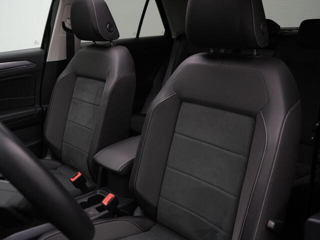 Volkswagen T-Roc Style 1.5 TSI 150 pk DSG | Panoramadak | Trekhaak | Achteruitrijcamera | Stoelverwarming | Park Assist | Adaptive Cruise | 17 inch