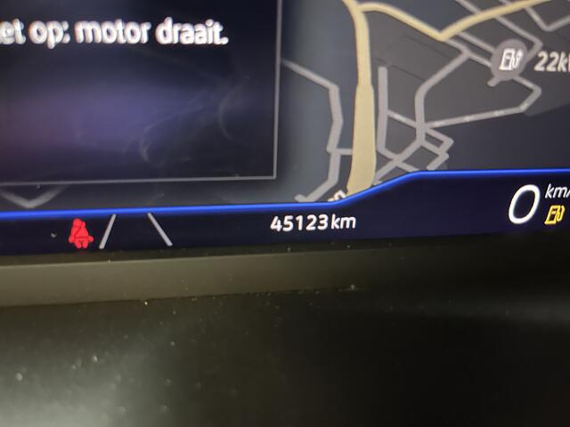 Volkswagen T-Roc 1.5 TSI R-Line / AUTOMAAT/ TREKHAAK/ PANO/ ADAPT. CRUISE/ APP-CONNECT/ PARK. SENSOREN + CAMERA/ 18" LMV/ KEYLESS/ NAVI/ DAB/ DIGITAL DASH/ RIJ-MODI