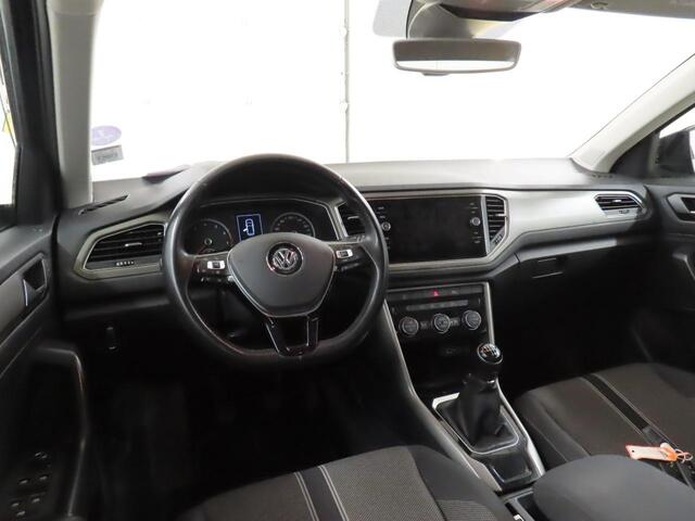 Volkswagen T-Roc 1.0 TSI Style Business (116PK), 1e-Eig, VW-Dealer-Onderh., BOVAG-Garantie, Navigatie, Parkeersensoren-V+A, Spiegel-Pakket, Trekhaak, Elek.-Achterklep, Achteruitrijcamera, DAB, LM.-Velgen, Licht-Zicht-Pakket, Adaptive-Cruisecontrol, Privacy-Glas, NL-Auto