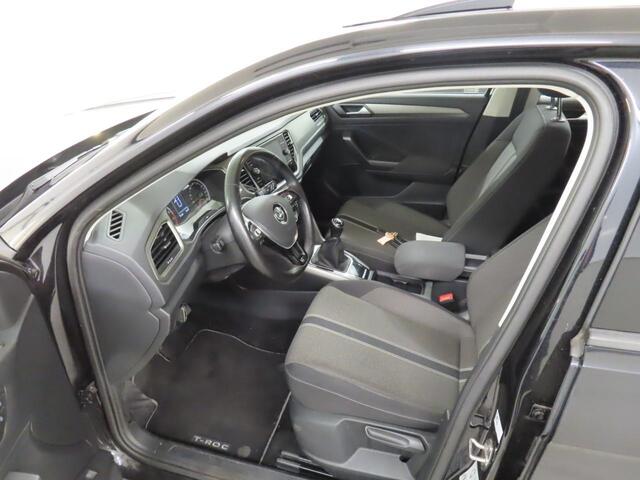 Volkswagen T-Roc 1.0 TSI Style Business (116PK), 1e-Eig, VW-Dealer-Onderh., BOVAG-Garantie, Navigatie, Parkeersensoren-V+A, Spiegel-Pakket, Trekhaak, Elek.-Achterklep, Achteruitrijcamera, DAB, LM.-Velgen, Licht-Zicht-Pakket, Adaptive-Cruisecontrol, Privacy-Glas, NL-Auto
