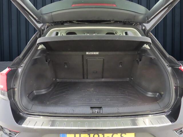 Volkswagen T-Roc 1.0 TSI Style Business (116PK), 1e-Eig, VW-Dealer-Onderh., BOVAG-Garantie, Navigatie, Parkeersensoren-V+A, Spiegel-Pakket, Trekhaak, Elek.-Achterklep, Achteruitrijcamera, DAB, LM.-Velgen, Licht-Zicht-Pakket, Adaptive-Cruisecontrol, Privacy-Glas, NL-Auto