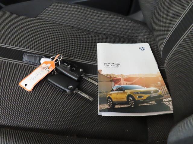 Volkswagen T-Roc 1.0 TSI Style Business (116PK), 1e-Eig, VW-Dealer-Onderh., BOVAG-Garantie, Navigatie, Parkeersensoren-V+A, Spiegel-Pakket, Trekhaak, Elek.-Achterklep, Achteruitrijcamera, DAB, LM.-Velgen, Licht-Zicht-Pakket, Adaptive-Cruisecontrol, Privacy-Glas, NL-Auto