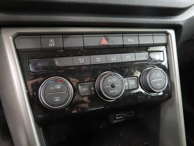 Volkswagen T-Roc 1.0 TSI Style Business (116PK), 1e-Eig, VW-Dealer-Onderh., BOVAG-Garantie, Navigatie, Parkeersensoren-V+A, Spiegel-Pakket, Trekhaak, Elek.-Achterklep, Achteruitrijcamera, DAB, LM.-Velgen, Licht-Zicht-Pakket, Adaptive-Cruisecontrol, Privacy-Glas, NL-Auto