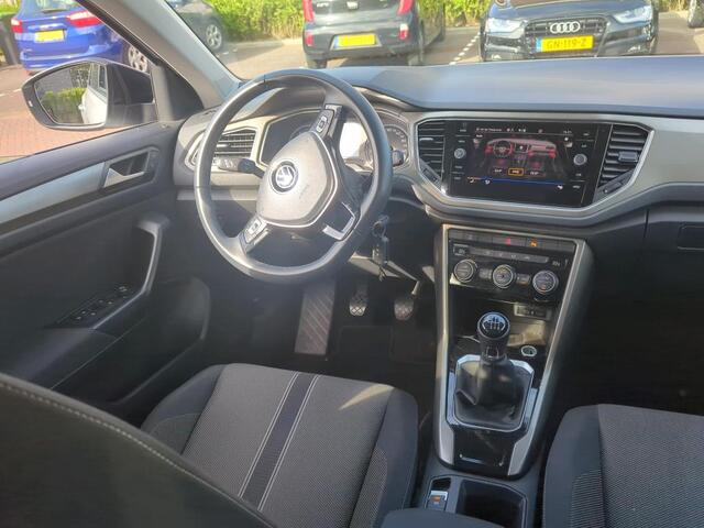 Volkswagen T-Roc 1.0 TSI Style / CAMERA/ GETINT GLAS/ NAVI/ CLIMA/ 17" LMV