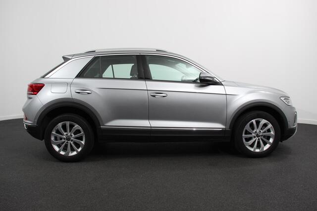 Volkswagen T-Roc 1.5 TSI 150pk DSG Style Navigatie Apple Carplay/Android Auto Parkeersensoren Camera Adaptive Cruise Control Park Assist Stoel- en stuurverwarming Elektrische achterklep LED-koplampen