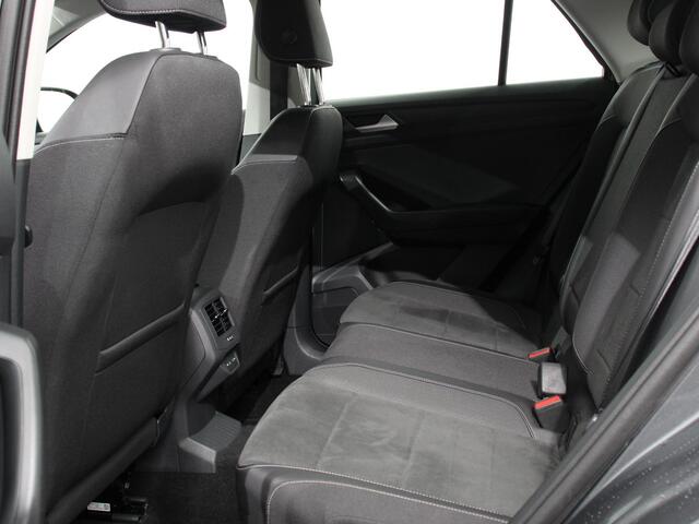 Volkswagen T-Roc 1.5 TSI 150pk DSG Style Navigatie Apple Carplay/Android Auto Digitale Cockpit Climate Control Lichtmetalen velgen