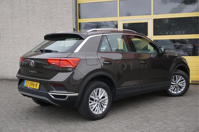 Volkswagen T-Roc 1.0 TSI Style BJ2019 Lmv 16" | Led | Pdc | Navi | Trekhaak | Climate control | Cruise control | Getint glas