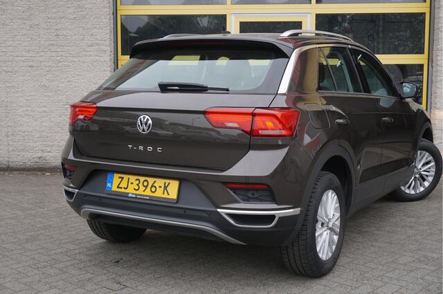 Volkswagen T-Roc 1.0 TSI Style BJ2019 Lmv 16" | Led | Pdc | Navi | Trekhaak | Climate control | Cruise control | Getint glas