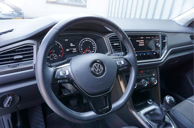 Volkswagen T-Roc 1.0 TSI Style BJ2019 Lmv 16" | Led | Pdc | Navi | Trekhaak | Climate control | Cruise control | Getint glas