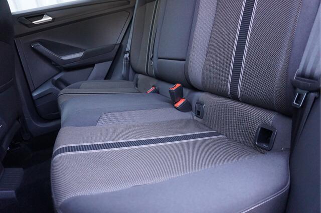 Volkswagen T-Roc 1.0 TSI Style BJ2019 Lmv 16" | Led | Pdc | Navi | Trekhaak | Climate control | Cruise control | Getint glas