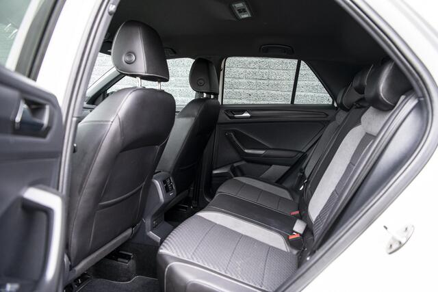 Volkswagen T-Roc 1.5 TSi 150 pk DSG-7 R-Line | 2x R-Line | Full LED | Camera | Navigatie