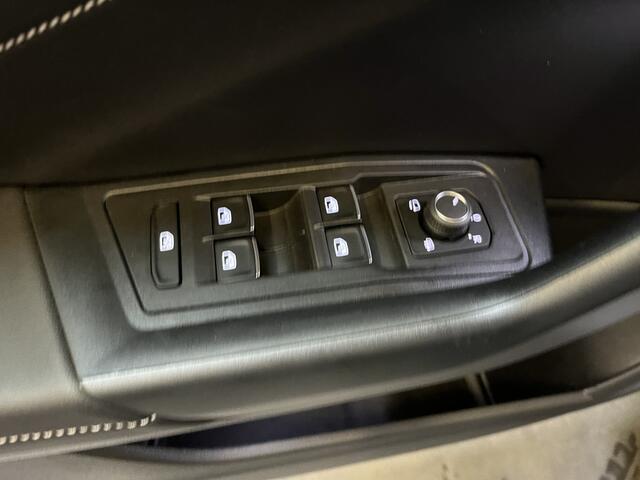 Volkswagen T-Roc 1.5 TSI R-Line / AUTOMAAT/ PANO/ 2X R-LINE/ GARANTIE TM 12-2028/ PARK. SENSOREN + CAMERA/ APP-CONNECT/ ADAPT. CRUISE/ KEYLESS/ 19" LMV/ STOEL-STUUR VERWARM.